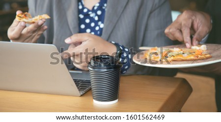 2 Young businessmen dine at work because they have to work continuously, unable to rest.