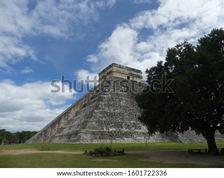 pic of the Mayan pyramid at chichen itza
