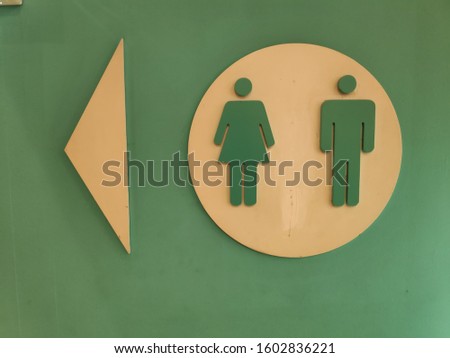 A sign to the green bathroom