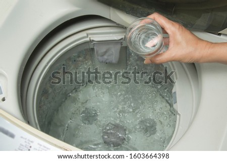 turn on the washing machine and pour 3 glasses of vinegar into the wash basin; vinegar can remove mold in washing machine 