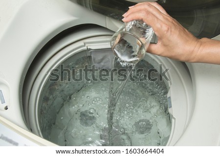 turn on the washing machine and pour 3 glasses of vinegar into the wash basin; vinegar can remove mold in washing machine 