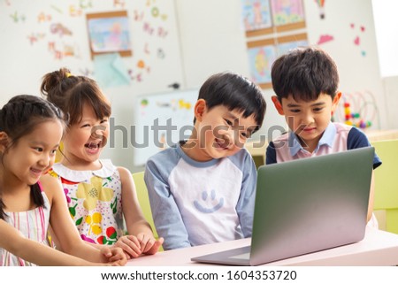 The kindergarten children watch video