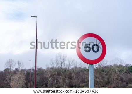 a speed limit traffic signal at 50km per hour