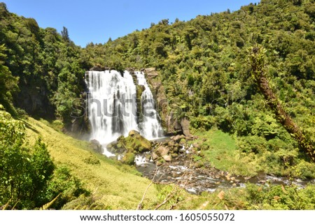 One of the most impressive waterfalls in New Zealand, Marokopa Falls is located in Tawarau Forest, a few kilometers' drive away from the popular Waitomo Caves.