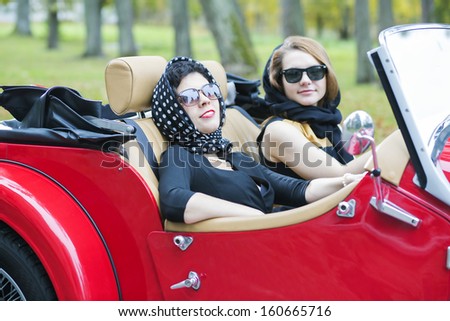 Fashionable women with dark glasses on vacation trip