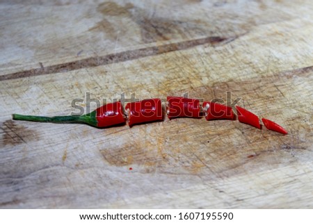 Red peppers are more spicy than green peppers.