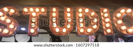 
illuminated studio sign with bulbs le