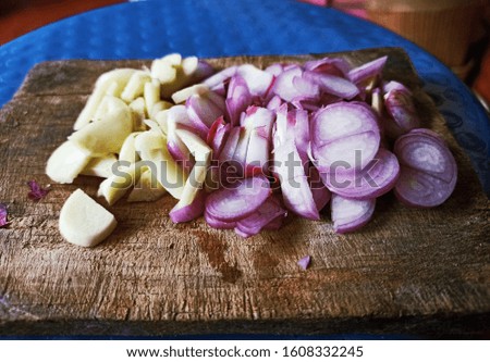 Shallots are onions with purplish red skin. Also known as "Spanish onion". White onion meat. In English it is called Red Onion, and Brambang in Javanese.