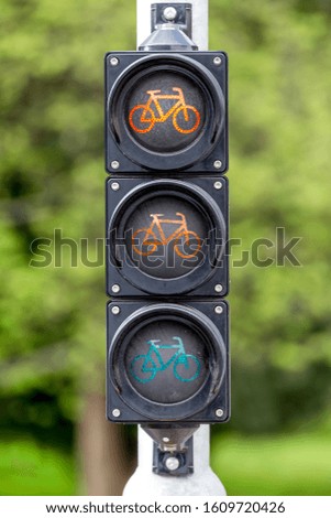 Traffic signal with bicycle sign