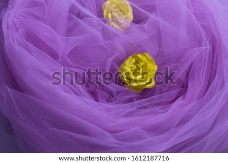 exposure of two different tulle products in different colors.
In addition, some products have been strengthened by incorporating them into the composition with artificial flowers.