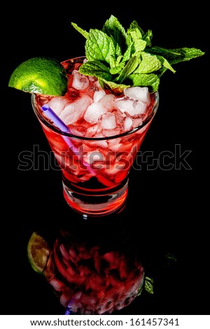 Cocktail Cape Cod in black background