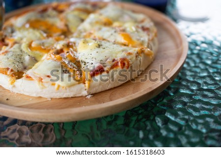 Cheese, ham and pineapple pizza