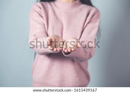 woman empty hand on the gray background