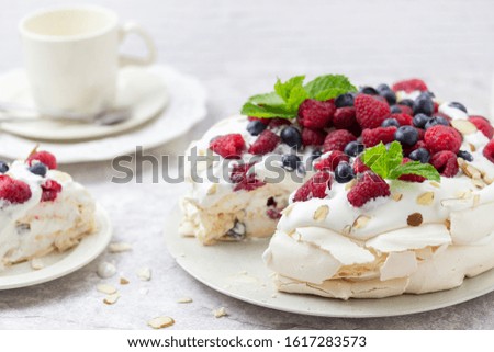 Pavlova Berry Cake, Close up