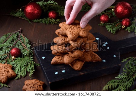 Making the gingerbread Christmas tree. Festive decorations around