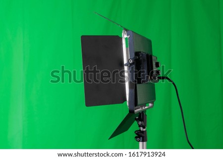Lateral view of a video light in front of a green screen