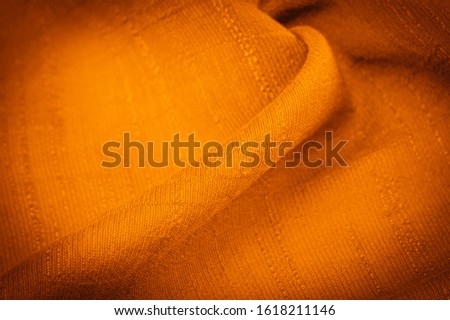 The texture of the background picture, the decor of the ornament, the warm color of the silk dense fabric of yellow cent, you can make (something) more attractive by adding decorative elements