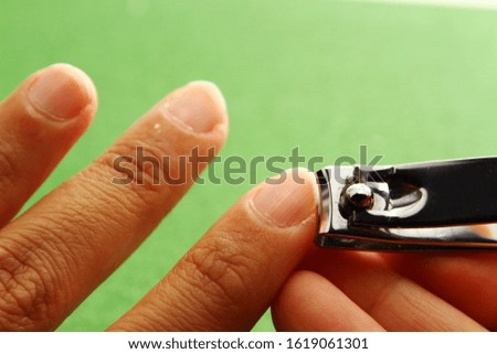 Cutting nail using nail clipper