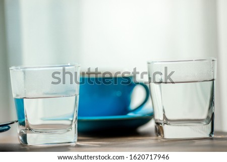 Blurred background view of a mug or coffee cup, a cup of water or a drink on the table, for customer service in a room or restaurant