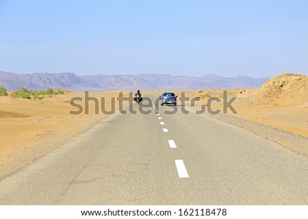 Driving through the Sahara Desert in Maroc