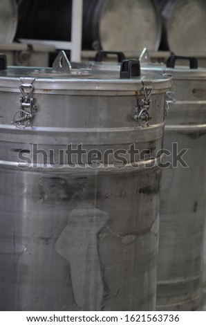The material mixing barrel is made of stainless steel in the factory
