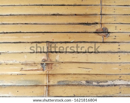 The background is made of brown bamboo with patterns.