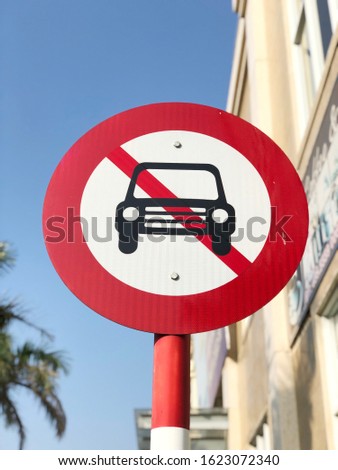 No cars allowed sign. The traffic sign prohibiting the entry of vehicles at the entrance of the park does not allow cars to pass.