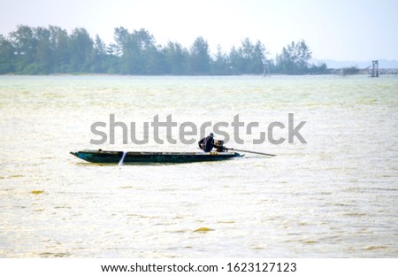 Fishing boats find local fish in the evening, strong sunlight until the image with a beautiful