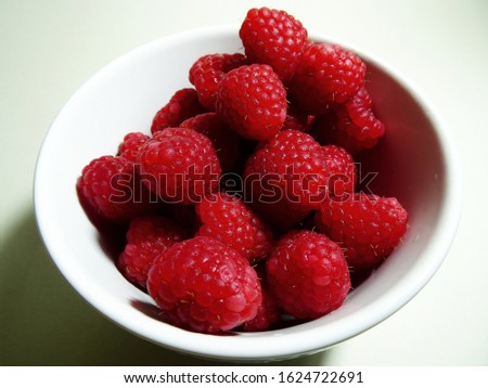 Raspberries in a small bowl