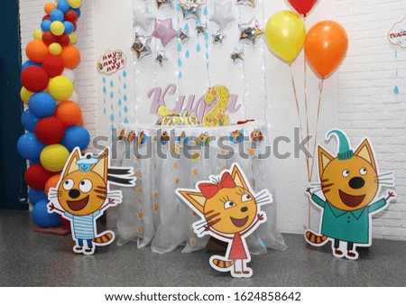 
decoration of a children's holiday with balloons and cartoon drawings