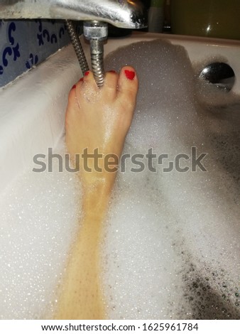 Photo woman's feet in bath