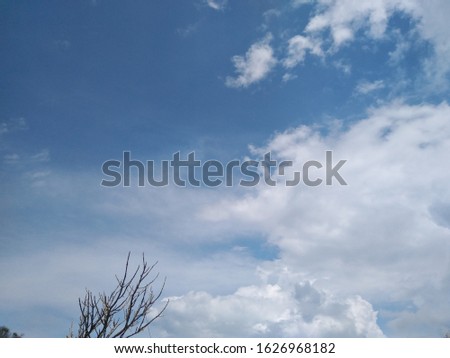 a picture of the sky and clouds during the day