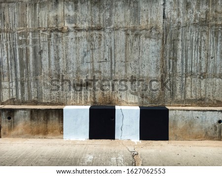 White alternating black on dangerously reinforced railings