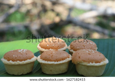 Cupcakes on the leaf banana.