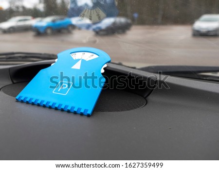 Picture of a parking disk in the passenger compartment.
