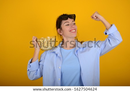 woman smiling with popcorn in his hands