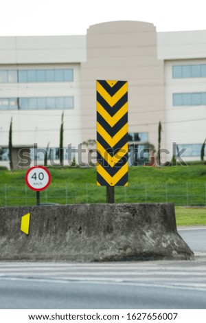 Brazilian traffic signs - Highway plate - Obstacle with passage on both sides