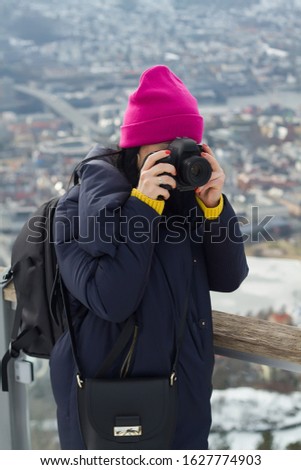 Girl travels with a camera