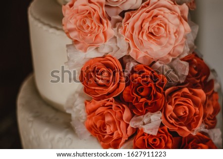 magic wedding cake with flowers 