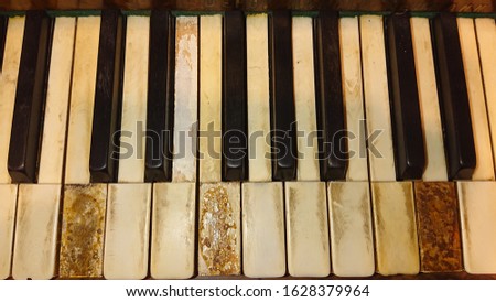  black and white very old piano keys