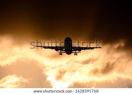 Photo picture Silhouette airplane flying on the sky