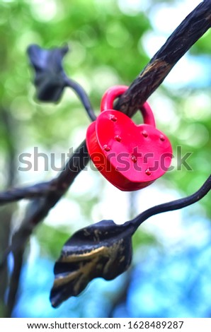

 RED LOCK HEART  ON A BLURED BACKGROUND. CONCEPT OF VALENTINE'S DAY