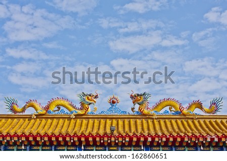 The statue of twin dragons on the roof of Chinese temple.