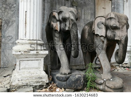 picture of an old elephant sculpture