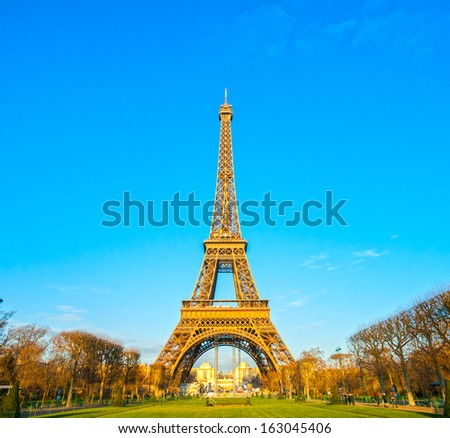 The Eiffel tower at sunrise, Paris.