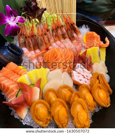 The current Japanese fish raw miscellaneous dish material is not limited to fish. The picture shows shrimp, salmon, tuna, cichlid, scallops and abalone.