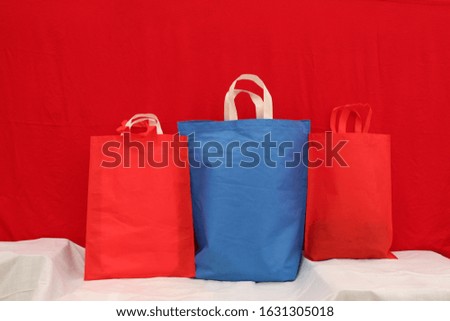 Non Woven Polypropylene Fabric Holidays Shopping Bags with red background