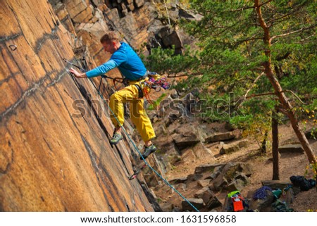 Fascinating, impressive pictures from a climbing trip into the quarries of the Königshain mountains. In this photo Robert climbs paradise in the quarry.