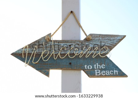 Wooden sign in blue and white insulated and exempted: Welcome to the Beach