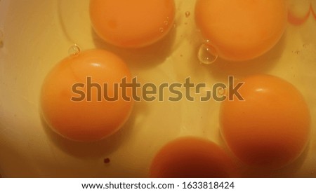 Picture of raw eggs hammered into a container Prepare to cook.
